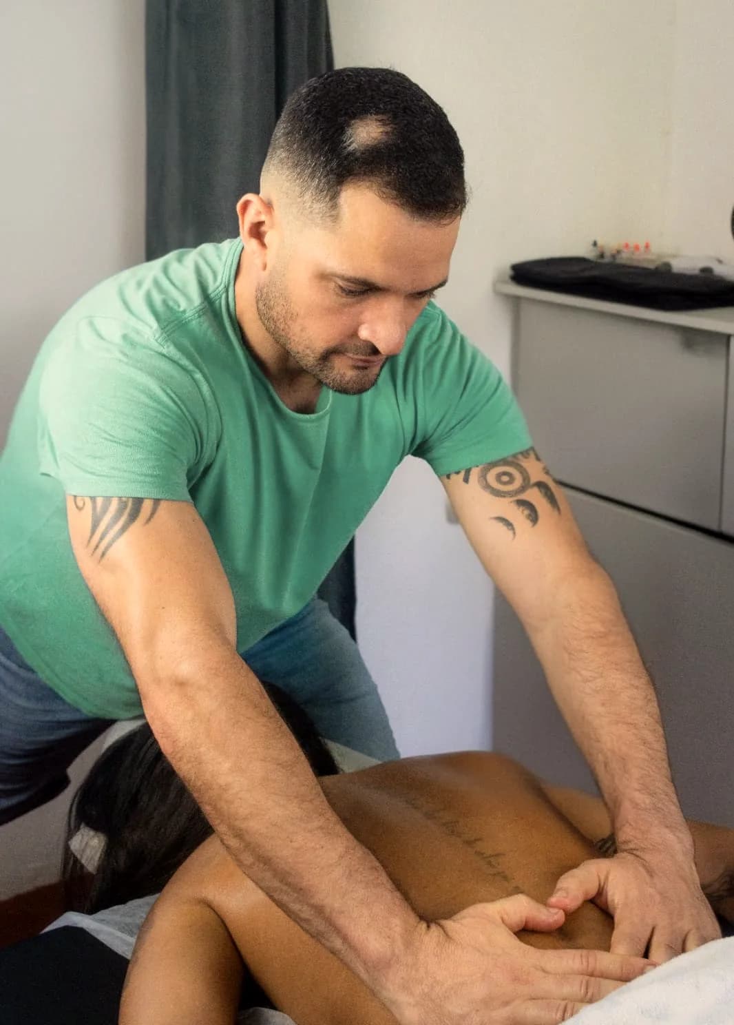 Séance de massage sportif au cabinet MassoPhil de Toulon